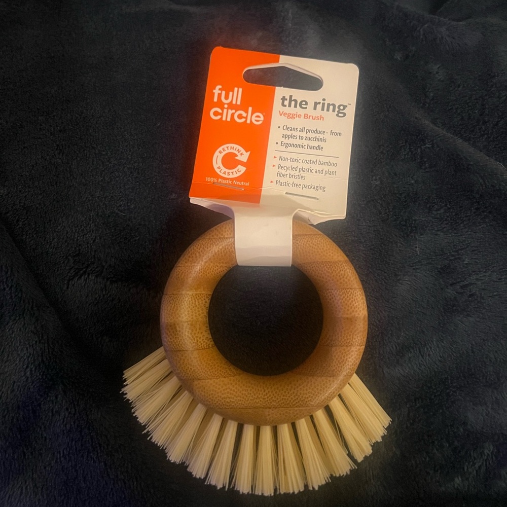 Full Circle The Ring Non Toxic Recycled Bamboo Veggie Brush, new with tag